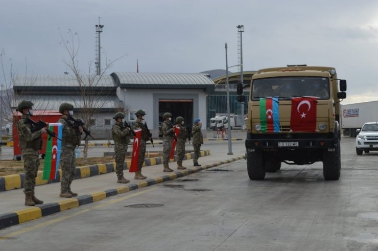 Azerbaycan askerleri “Kış Tatbikatı” için Kars’ta