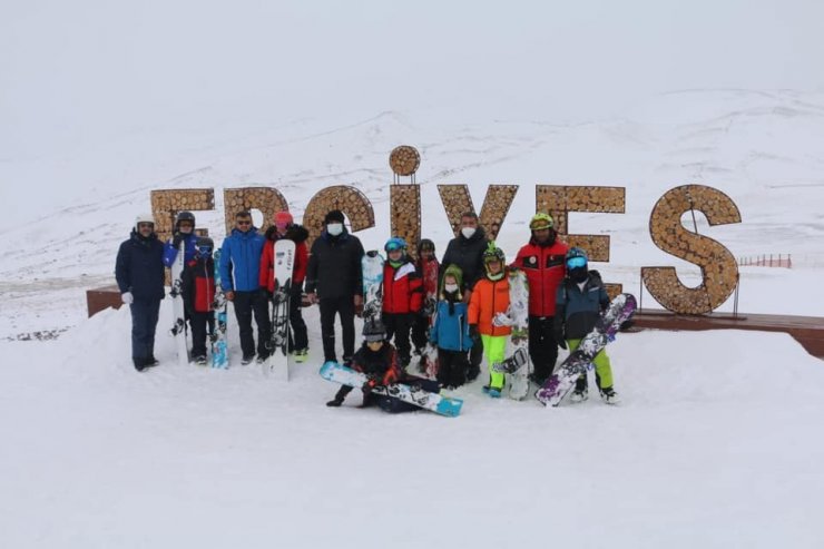 Kabakcı, kayak sporcuları ile bir araya geldi