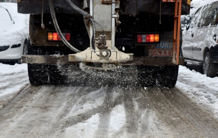 Tepebaşı’nda ekiplerin kar ile mücadelesi