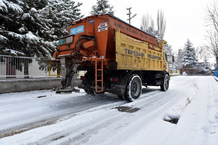 Tepebaşı’nda ekiplerin kar ile mücadelesi