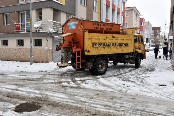 Tepebaşı’nda ekiplerin kar ile mücadelesi