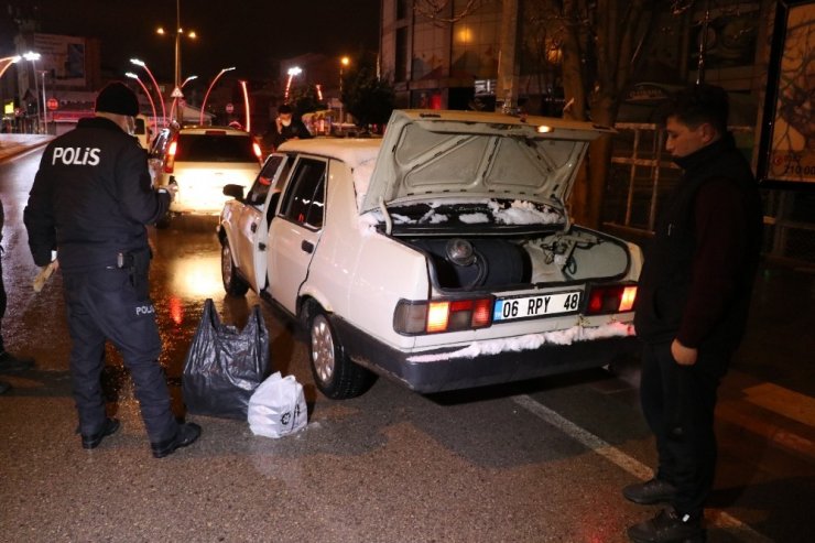 Kısıtlamayı deldi, kaçak sigara ile maskesiz yakalandı: “Kendime sarıyorum”