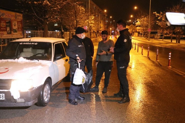 Kısıtlamayı deldi, kaçak sigara ile maskesiz yakalandı: “Kendime sarıyorum”