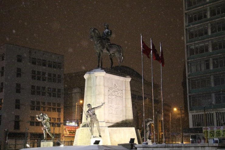 Başkent’te kar yağışı etkisini sürdürüyor