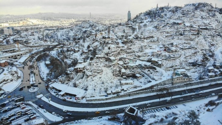 Beyaza bürünen Ankara Kalesi havadan görüntülendi