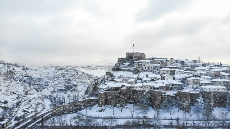 Beyaza bürünen Ankara Kalesi havadan görüntülendi