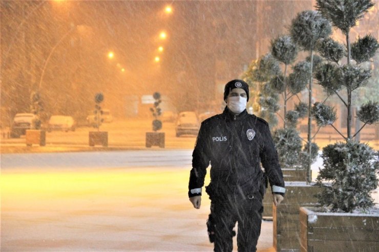 Karaman gece başlayan karla beyaza büründü