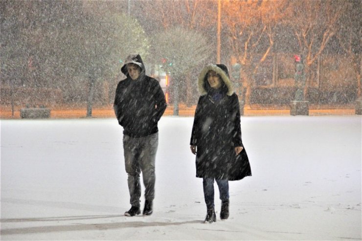 Karaman gece başlayan karla beyaza büründü