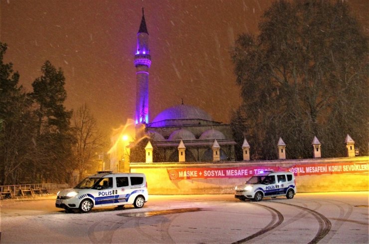 Karaman gece başlayan karla beyaza büründü