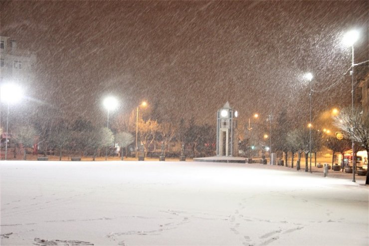 Karaman gece başlayan karla beyaza büründü