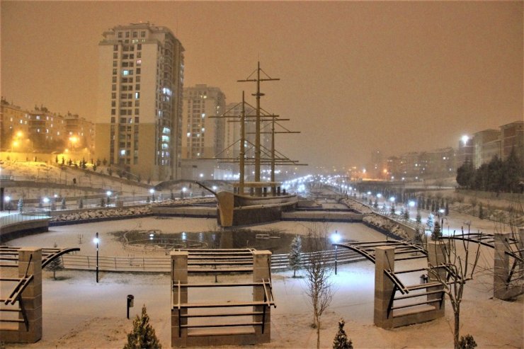 Karaman gece başlayan karla beyaza büründü