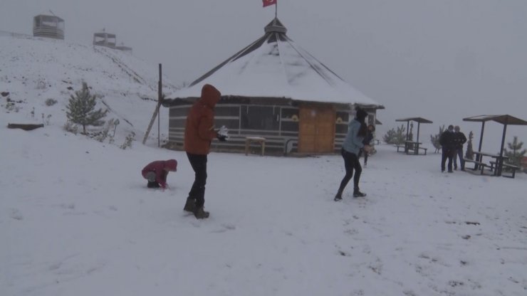 Karla kaplanan Dinek Dağı havadan görüntülendi