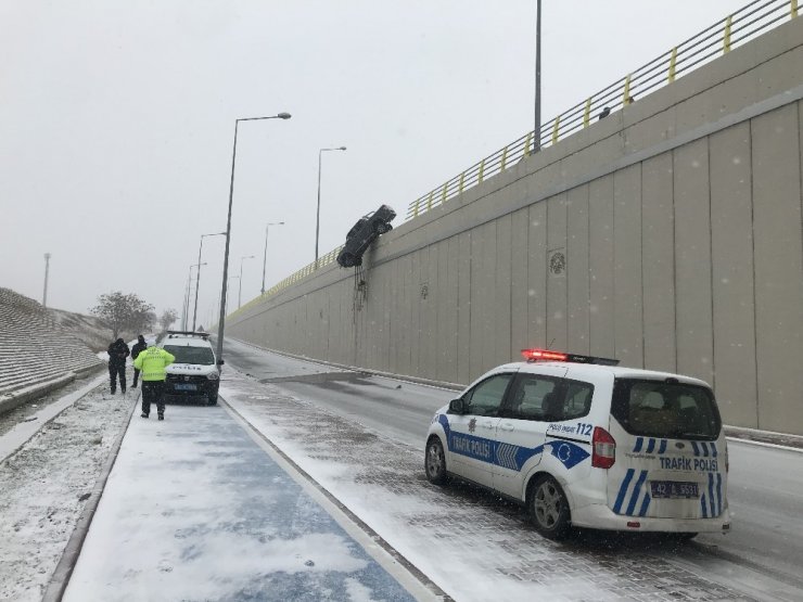 Yoldan çıkan kamyonet köprüde asılı kaldı