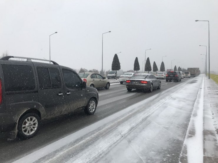 Yoldan çıkan kamyonet köprüde asılı kaldı