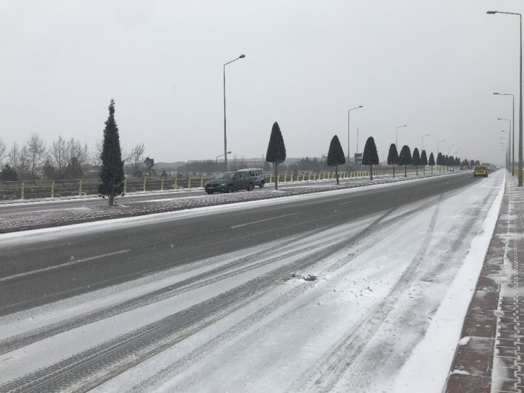 Yoldan çıkan kamyonet köprüde asılı kaldı