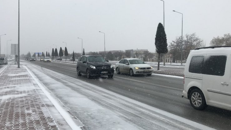 Yoldan çıkan kamyonet köprüde asılı kaldı