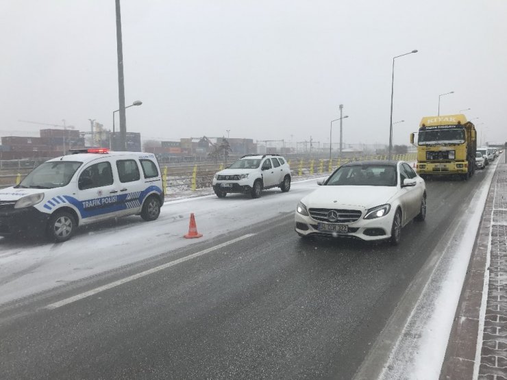 Yoldan çıkan kamyonet köprüde asılı kaldı