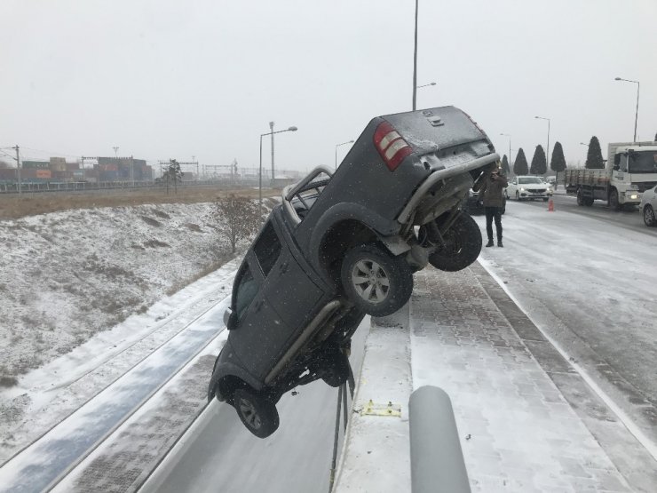 Yoldan çıkan kamyonet köprüde asılı kaldı