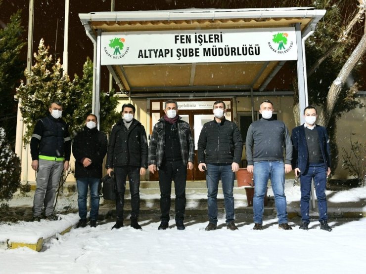 Mamak Belediyesi karla mücadelede hız kesmiyor