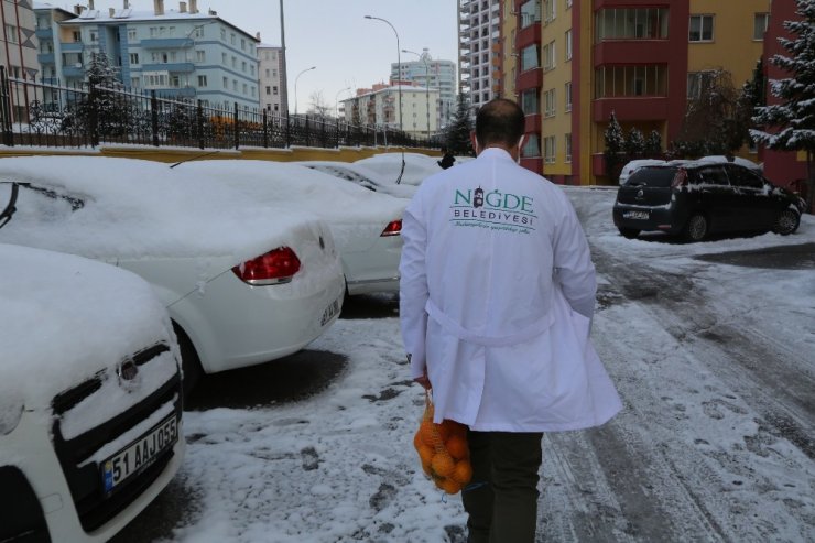 Niğde Belediyesi vatandaşlara ’portakal’ dağıtıyor