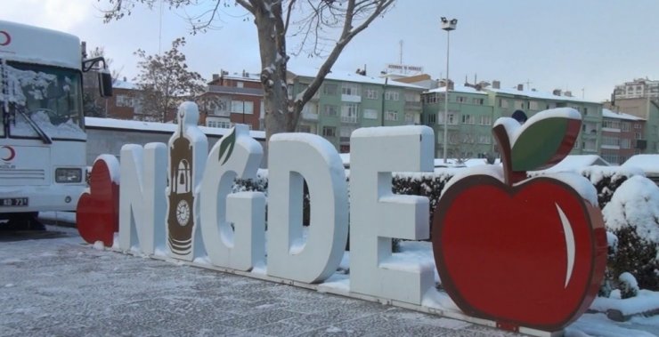 Niğde’ye mevsimin ilk karı yağdı