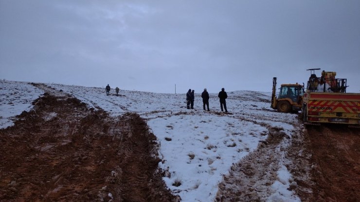 Kesintisiz enerji için karla kaplı arazide mücade devam ediyor