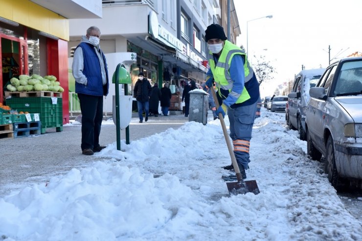 Yol ve kaldırımlarda küreme ve tuzlama çalışmaları