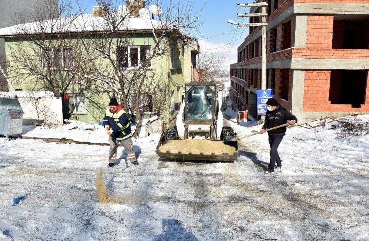 Yol ve kaldırımlarda küreme ve tuzlama çalışmaları