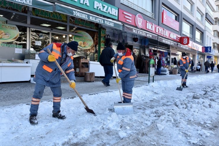 Yol ve kaldırımlarda küreme ve tuzlama çalışmaları