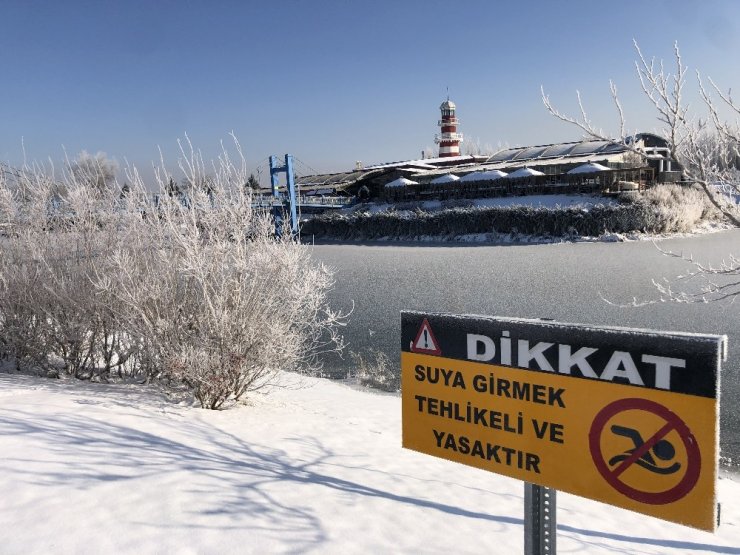 Buz tutan Porsuk Çayı havadan görüntülendi