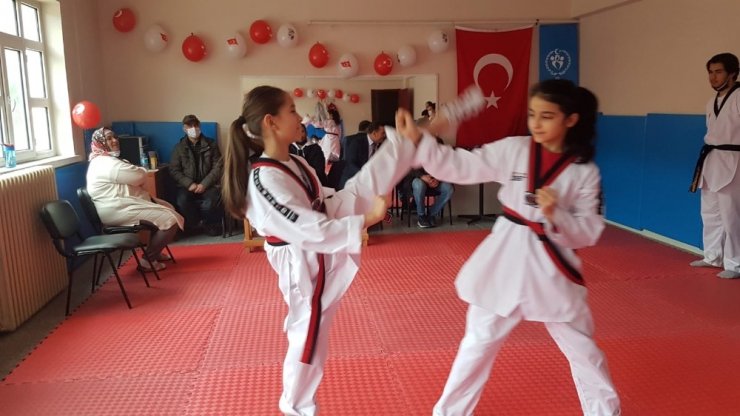 Taekwondo sporcularının siyah kuşak sevinci