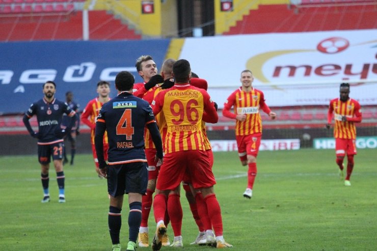 Süper Lig: Kayserispor: 1 - Medipol Başakşehir: 0 (İlk Yarı)