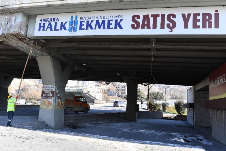 Başkent’te tehlike oluşturan buz sarkıtları temizleniyor