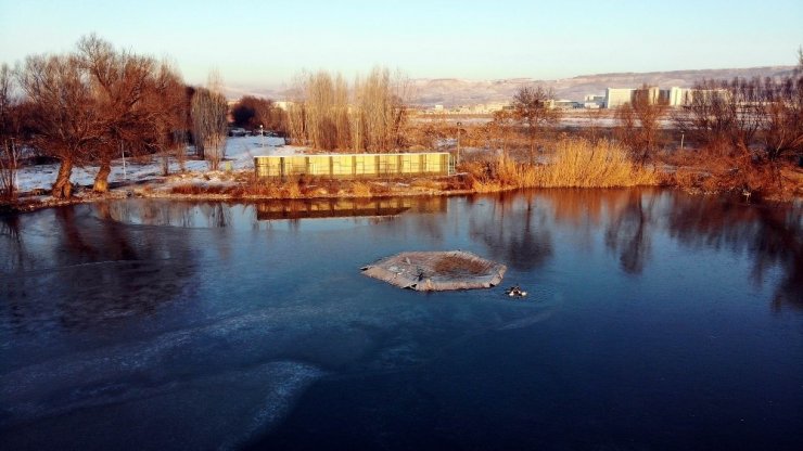 Kayseri eksi 14’ü gördü göl buz tuttu