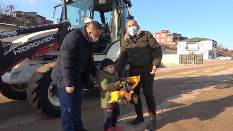 3 yaşında kepçe kullandı