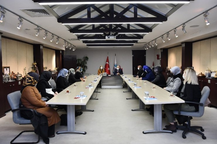 Büyükkılıç, AK Parti Kayseri Kadın Kolları’nın yeni yönetimini kabul etti