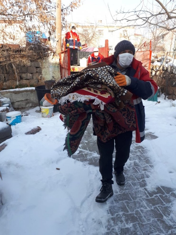 Başkan Cabbar’dan kimsesiz kadına ev taşıma desteği