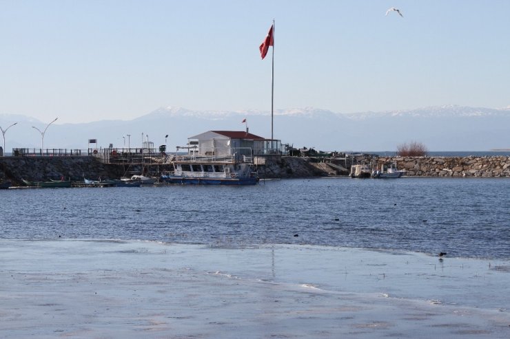 Beyşehir Gölü’nün kıyı kesimi kısmen buz tuttu