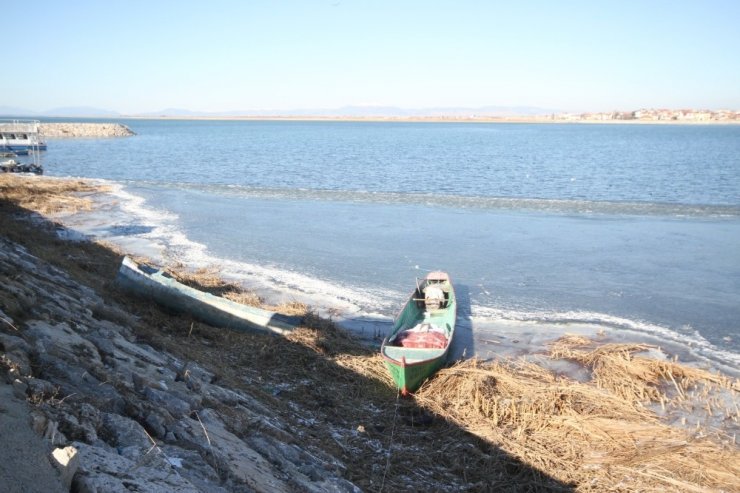 Beyşehir Gölü’nün kıyı kesimi kısmen buz tuttu