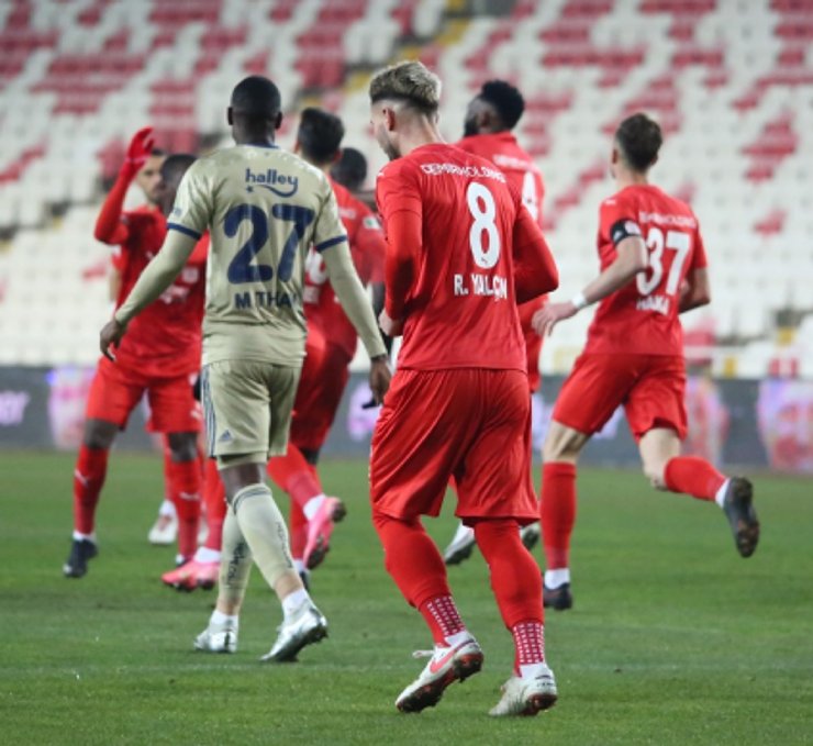 Süper Lig: Sivasspor: 1 - Fenerbahçe: 1 (İlk yarı)