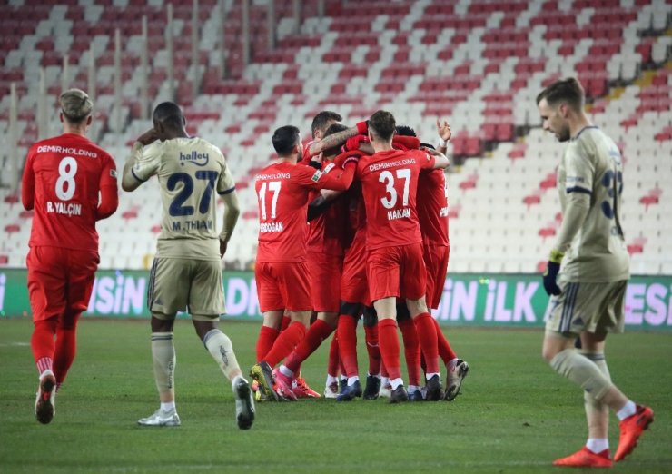 Süper Lig: Sivasspor: 1 - Fenerbahçe: 1 (İlk yarı)