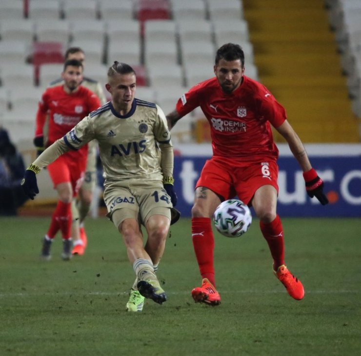 Süper Lig: Sivasspor: 1 - Fenerbahçe: 1 (İlk yarı)