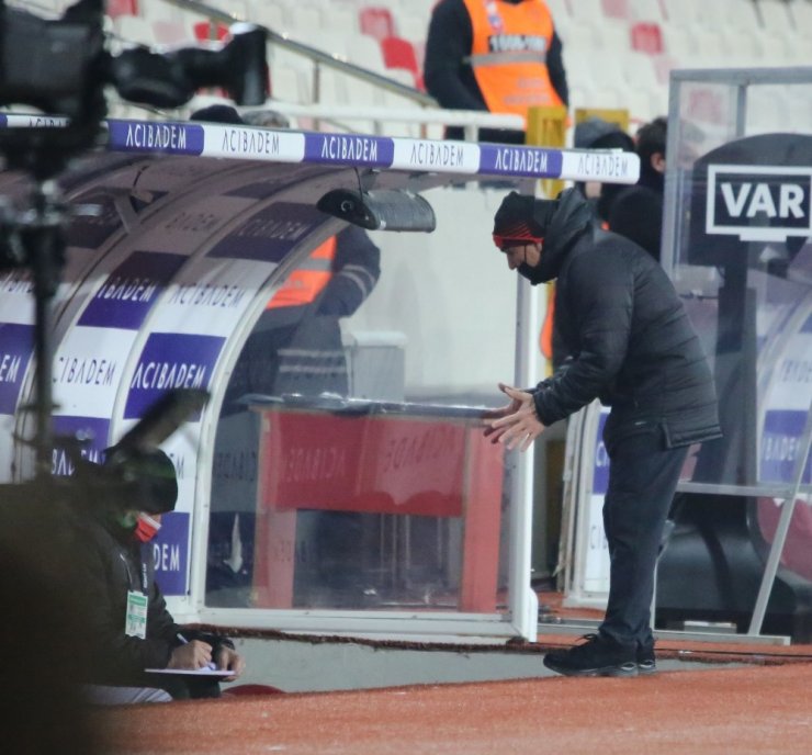 Süper Lig: Sivasspor: 1 - Fenerbahçe: 1 (İlk yarı)