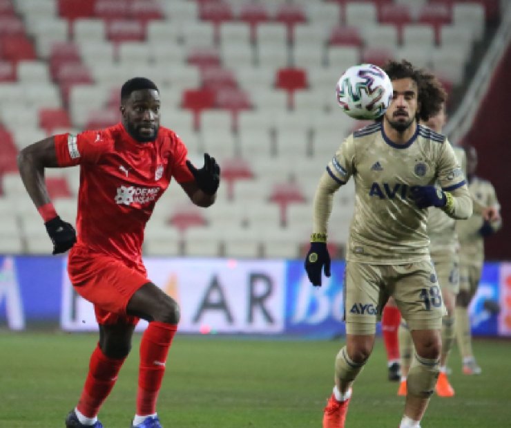 Süper Lig: Sivasspor: 1 - Fenerbahçe: 1 (İlk yarı)