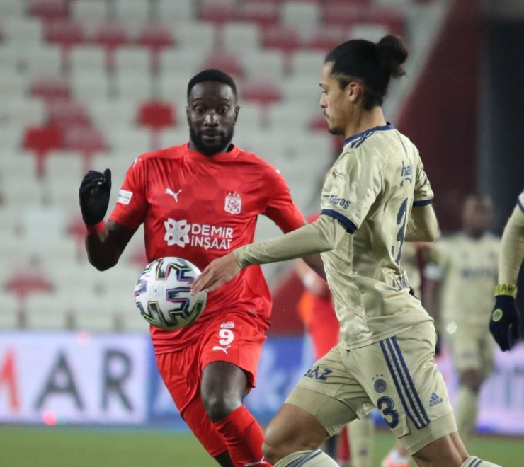 Süper Lig: Sivasspor: 1 - Fenerbahçe: 1 (İlk yarı)