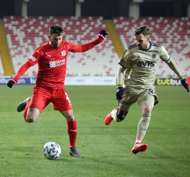 Süper Lig: Sivasspor: 1 - Fenerbahçe: 1 (İlk yarı)