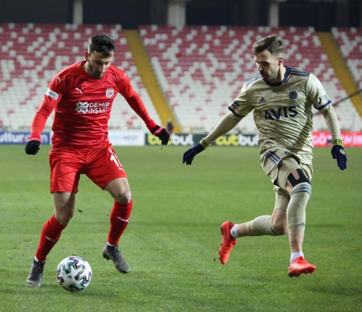 Süper Lig: Sivasspor: 1 - Fenerbahçe: 1 (İlk yarı)