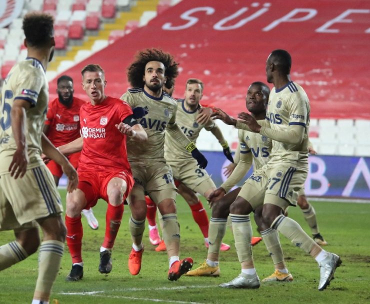 Süper Lig: Sivasspor: 1 - Fenerbahçe: 1 (İlk yarı)