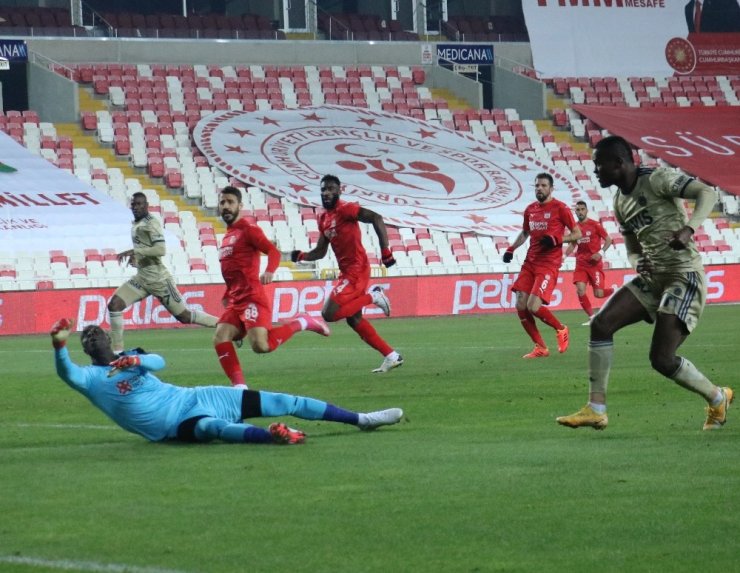 Süper Lig: Sivasspor: 1 - Fenerbahçe: 1 (İlk yarı)