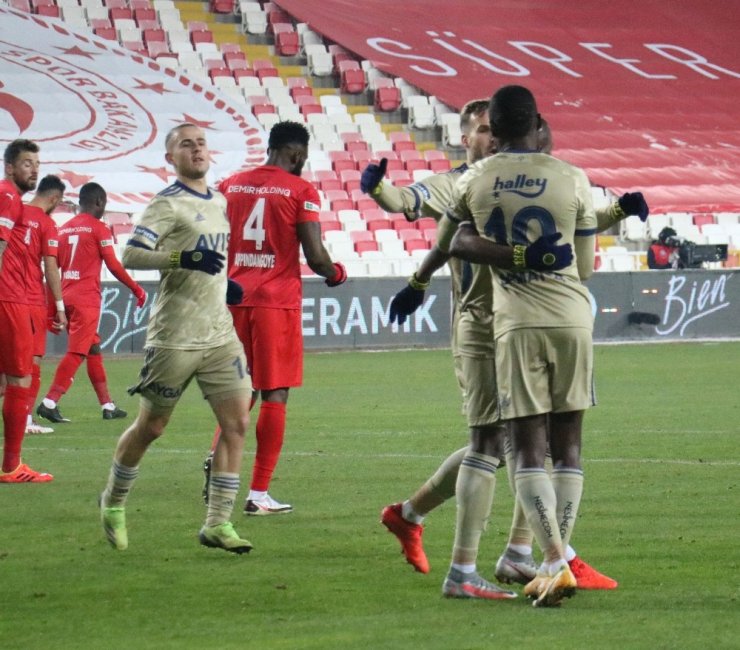 Süper Lig: Sivasspor: 1 - Fenerbahçe: 1 (İlk yarı)